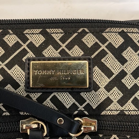 Tommy Hilfiger women’s strapped cross bag - Picture 2 of 8
